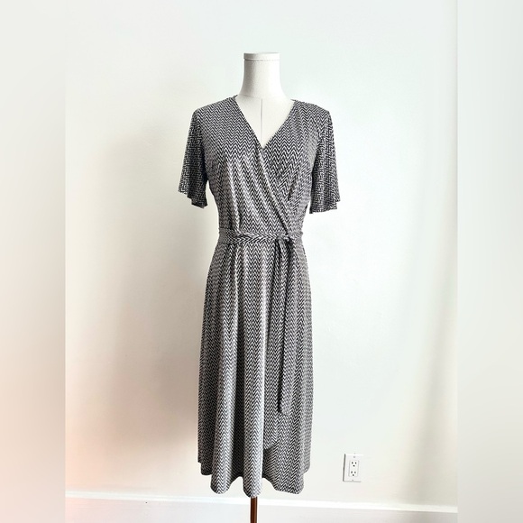 H&M V Neck Short Sleeve Tie Wrap Midi Dress Black and White Patterned Size Small - Picture 1 of 11